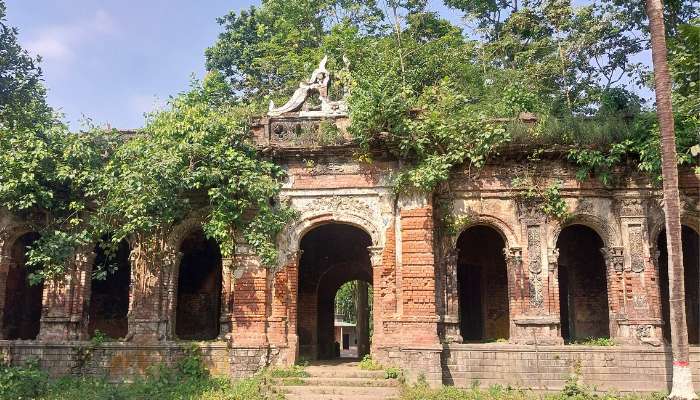 ঐতিহ্যের সাক্ষী ধানকোড়া জমিদার বাড়ি