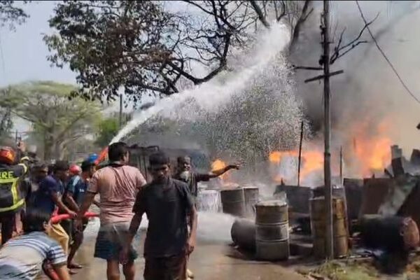 আন্ধারমানিক বাজারে ভয়াবহ অগ্নিকাণ্ড, ১৯ দোকানের ক্ষয়ক্ষতি