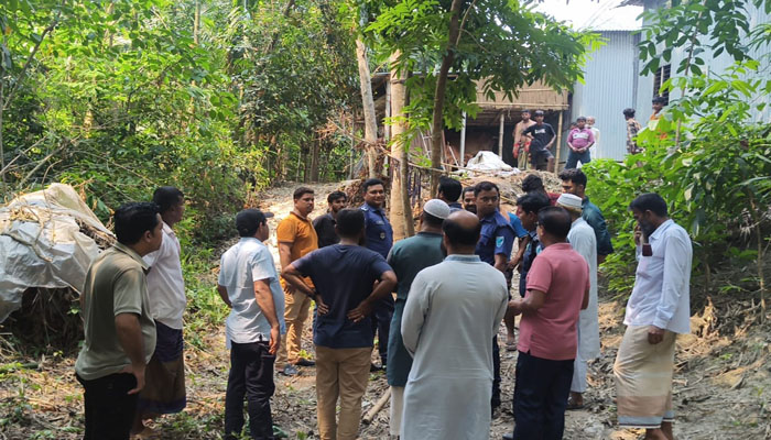 চলাচলের রাস্তা খুলে দেওয়ার দাবিতে বিক্ষোভ