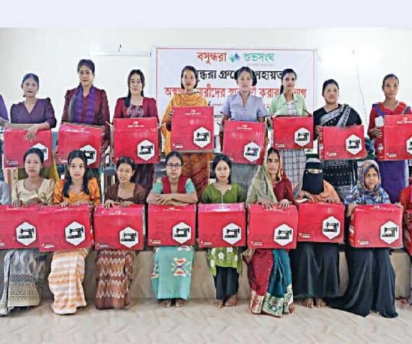 দুর্গম রুমায় সেলাই মেশিন পেলেন ২০ নারী