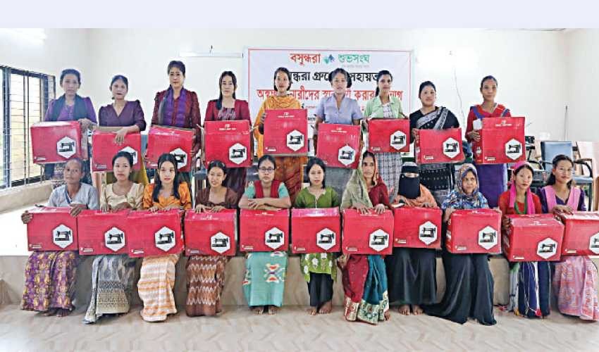 দুর্গম রুমায় সেলাই মেশিন পেলেন ২০ নারী