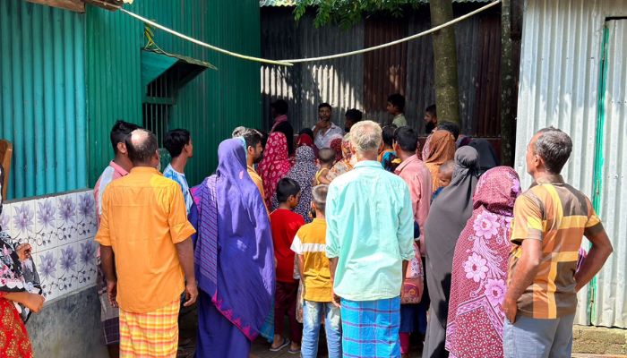 আধাপাকা ঘর তুলে রাস্তা বন্ধ, ভোগান্তিতে ১৫ পরিবার