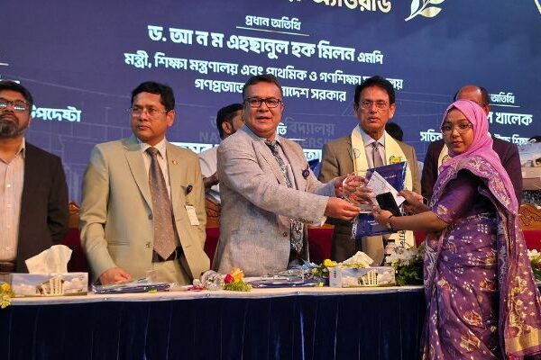 ভাইস-চ্যান্সেলর অ্যাওয়ার্ড পেলেন মানিকগঞ্জের আনিছা লাবনী