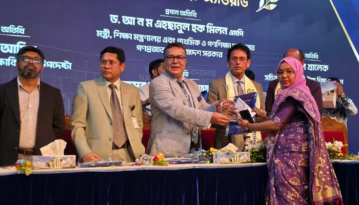 ভাইস-চ্যান্সেলর অ্যাওয়ার্ড পেলেন মানিকগঞ্জের আনিছা লাবনী
