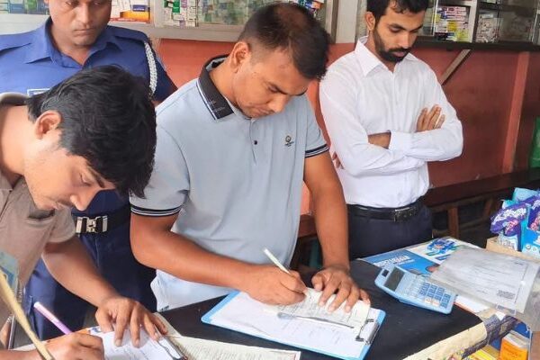 সাটুরিয়ায় ভ্রাম্যমাণ আদালতে ৮ ফার্মেসিকে জরিমানা