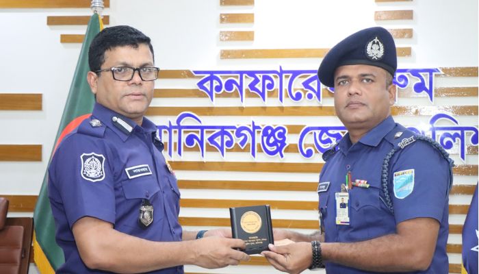 ডিবি ইনচার্জ মানবেন্দ্র পেলেন বিশেষ পুরস্কার