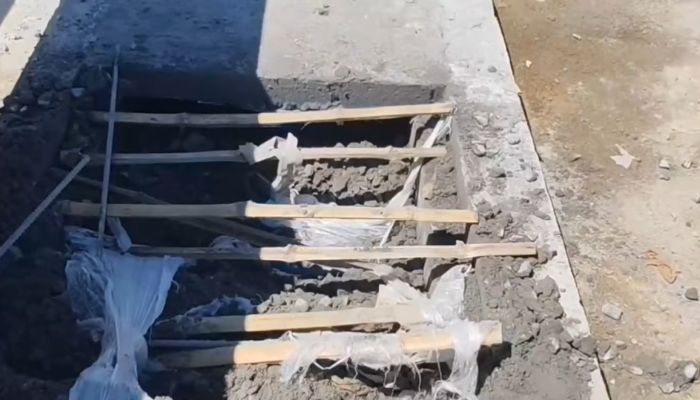 বাসাইলে সেতুর ফুটপাতের ঢালাইয়ে রডের বদলে বাঁশ, কর্মকর্তা বরখাস্ত