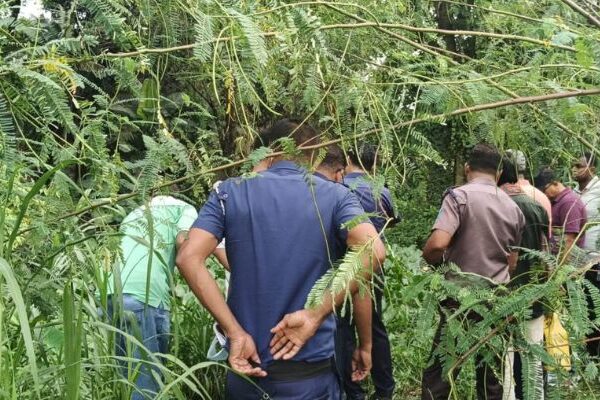 কচুরিপানা থেকে অজ্ঞাত কিশোরের অর্ধগলিত লাশ উদ্ধার