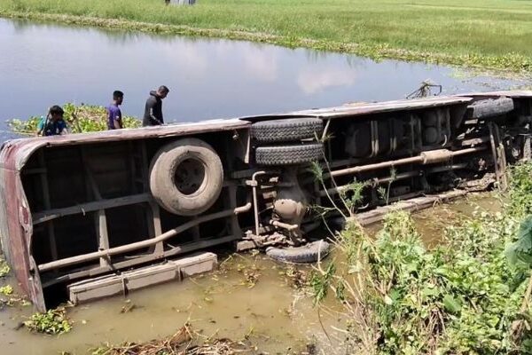 মানিকগঞ্জে বাস খাদে পড়ে ২০ যাত্রী আহত