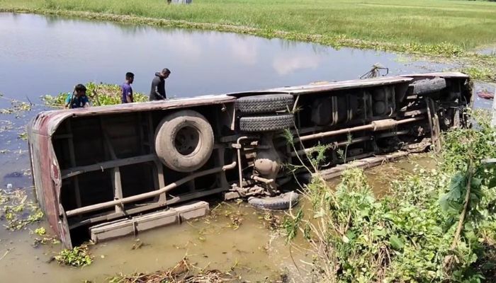 মানিকগঞ্জে বাস খাদে পড়ে ২০ যাত্রী আহত