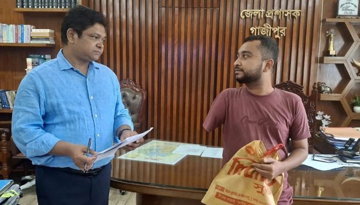 মানবিক বাংলাদেশ গড়তে গণশুনানির গুরুত্ব তুলে ধরছেন গাজীপুরের ডিসি