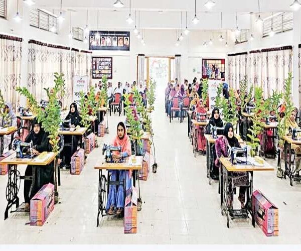 নান্দাইলে ২০ নারীর হাতে নতুন জীবনের চাবিকাঠি